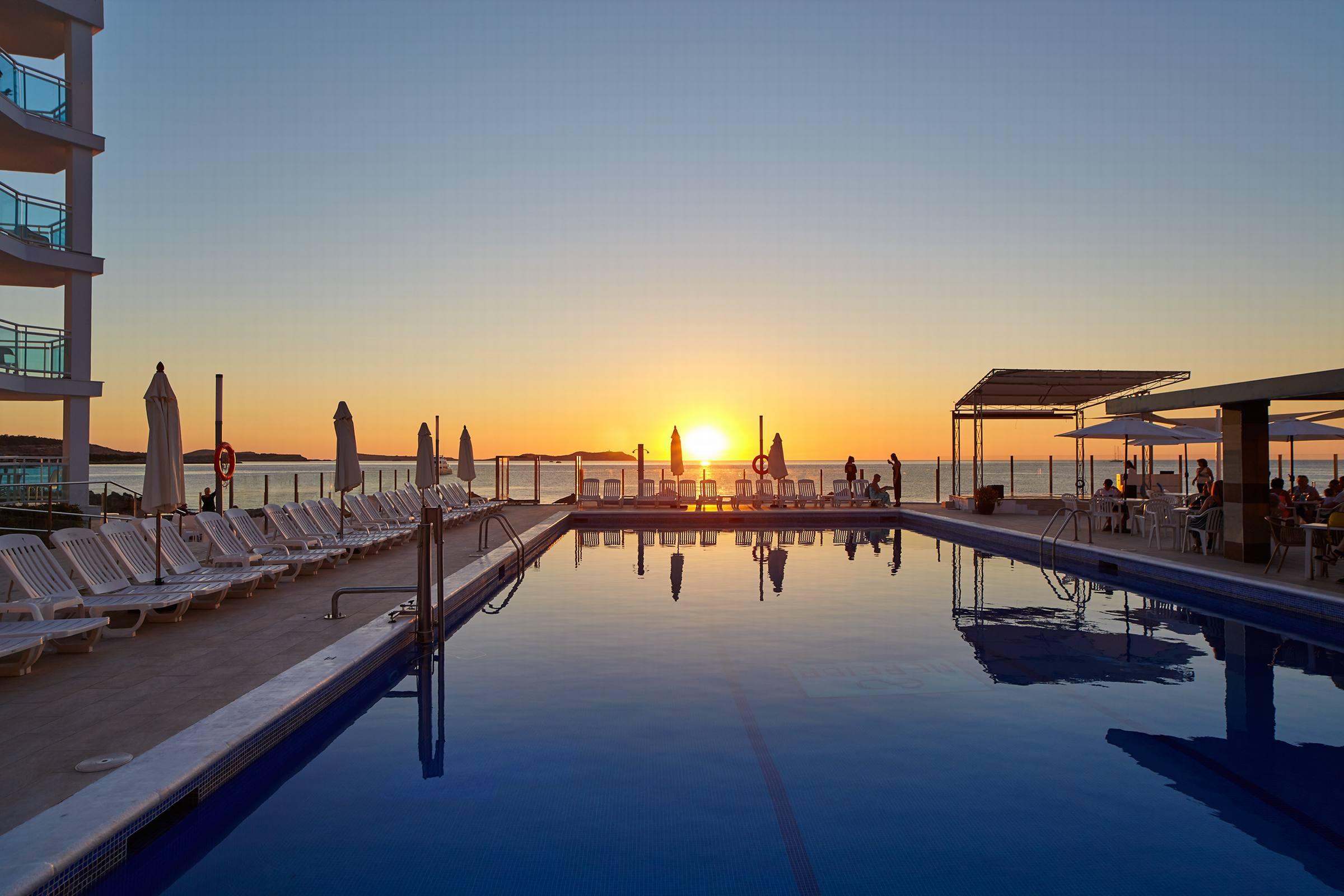 Aparthotel Nereida Sant Antoni de Portmany Екстериор снимка