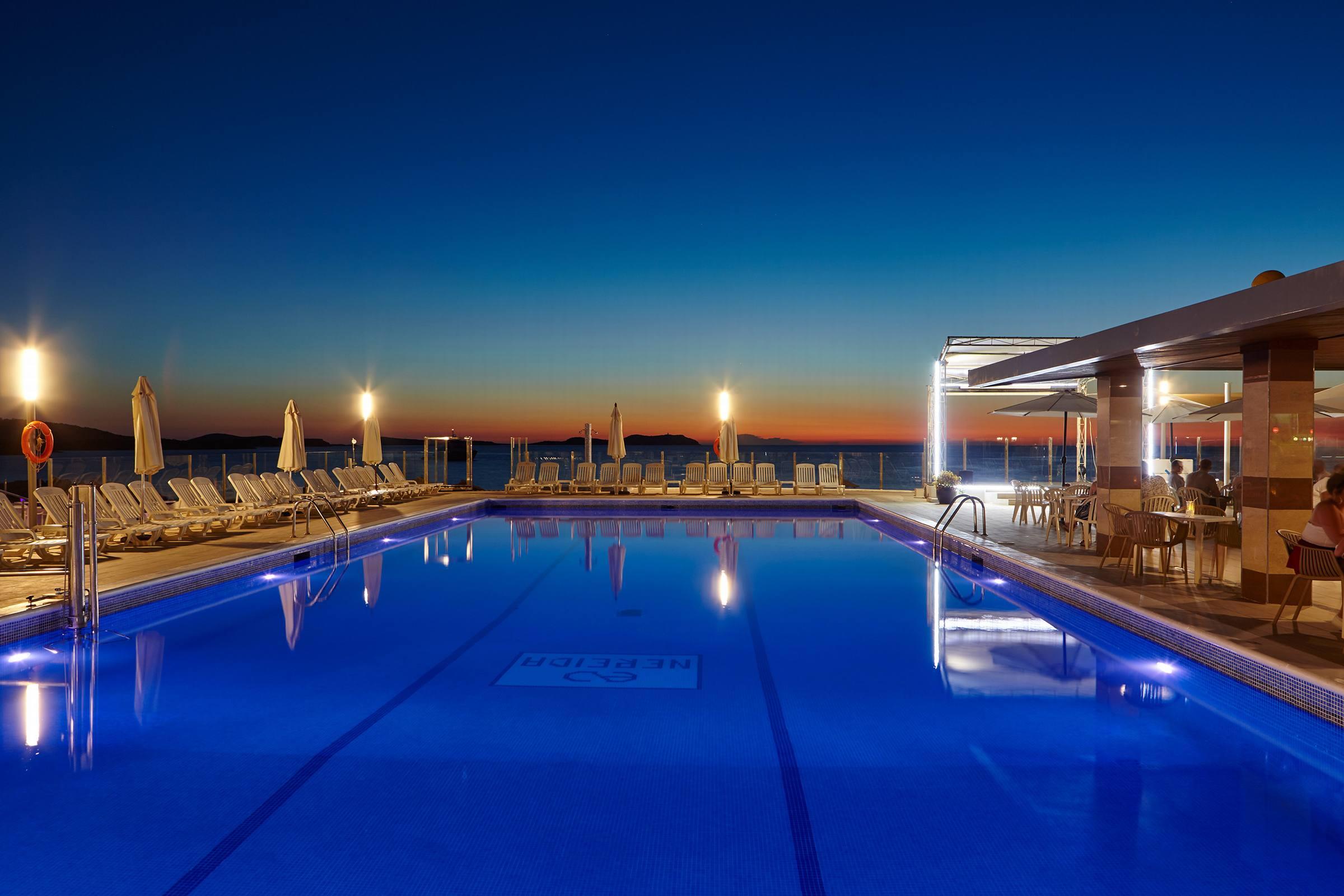Aparthotel Nereida Sant Antoni de Portmany Екстериор снимка