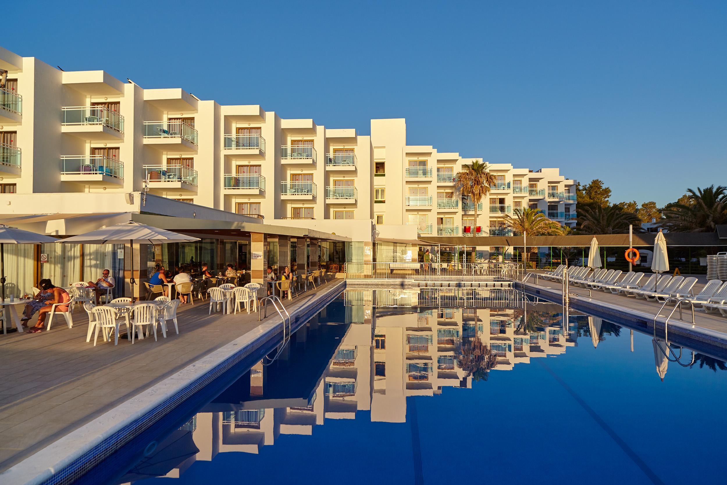 Aparthotel Nereida Sant Antoni de Portmany Екстериор снимка