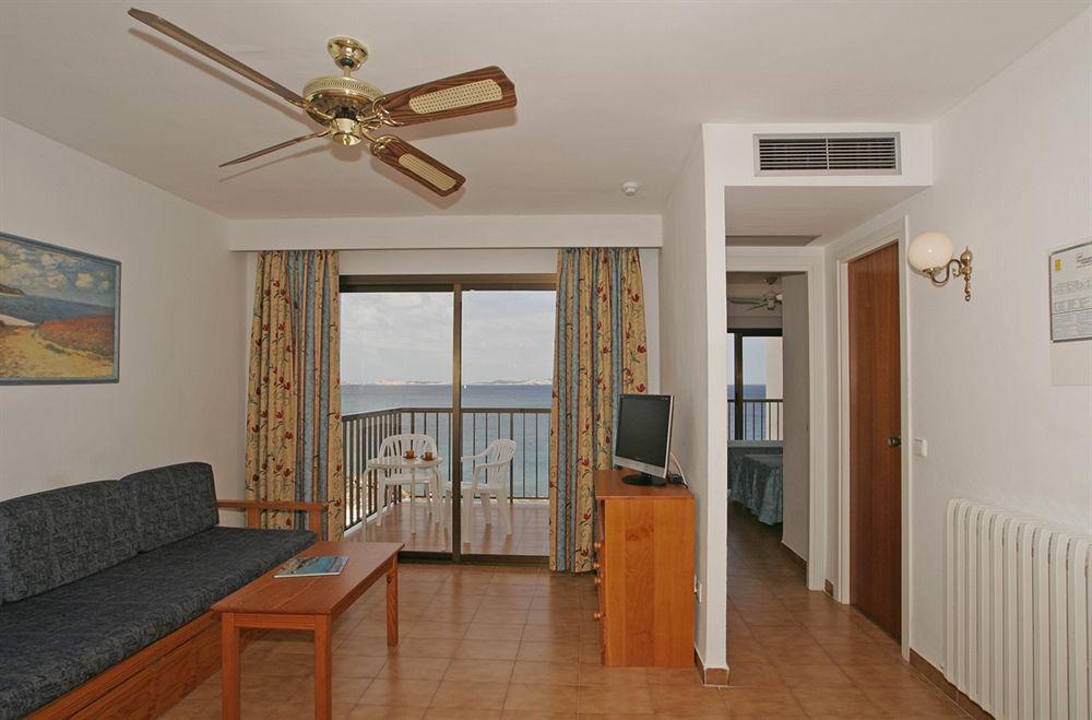 Aparthotel Nereida Sant Antoni de Portmany Стая снимка