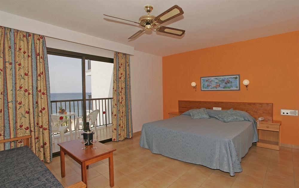 Aparthotel Nereida Sant Antoni de Portmany Стая снимка